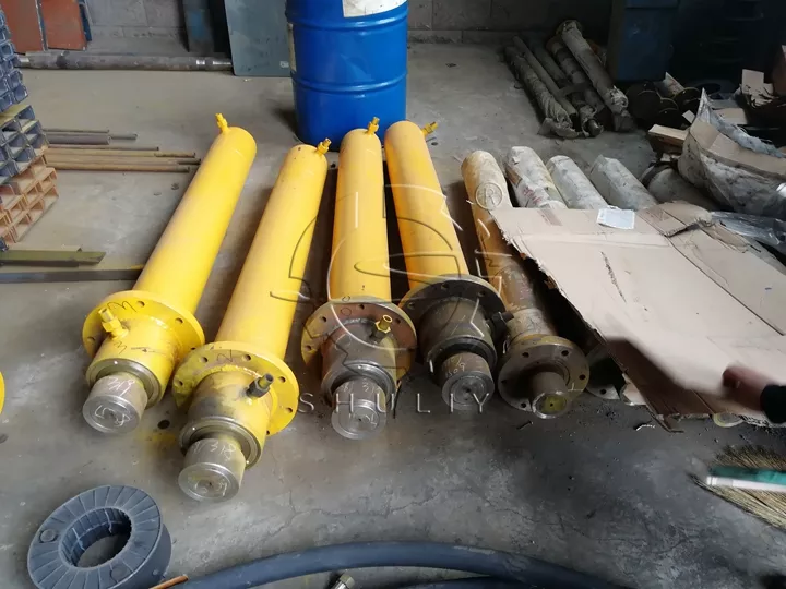 Hydraulic cylinders for balers