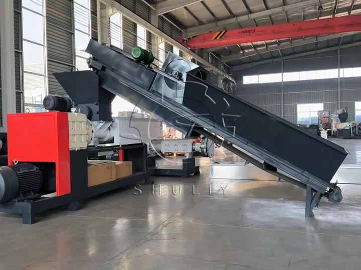 conveyor for plastic crusher