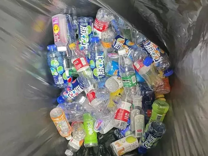 proceso de reciclaje de botellas de plastico