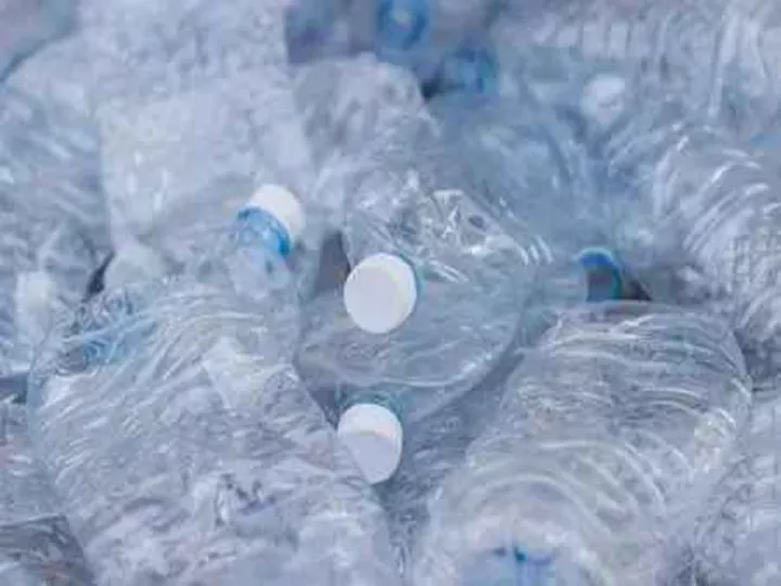 botella de plastico sin etiquetas