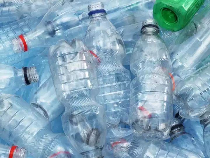 bouteilles en plastique avec dissolvant d'étiquettes