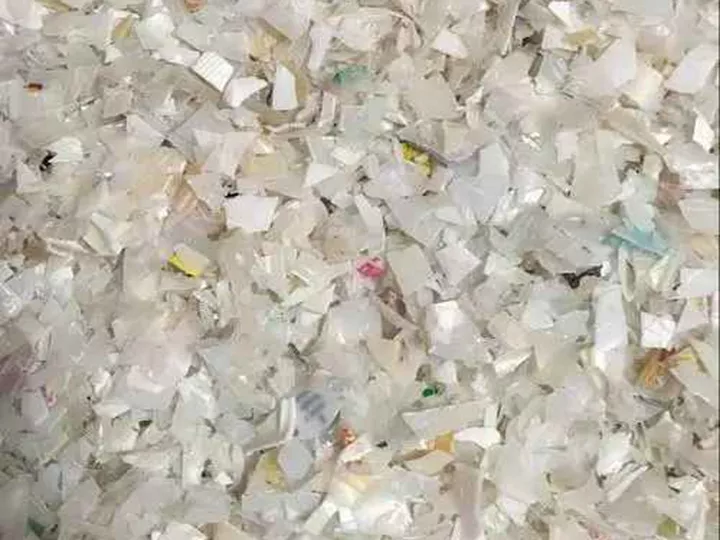 flocons de plastique lavés