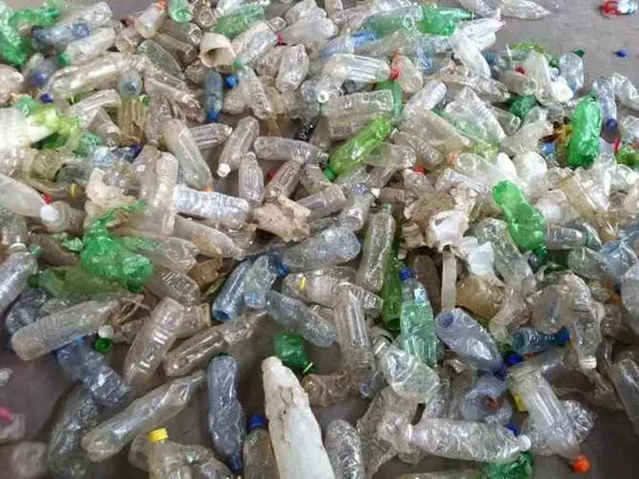 déchets de bouteilles en plastique