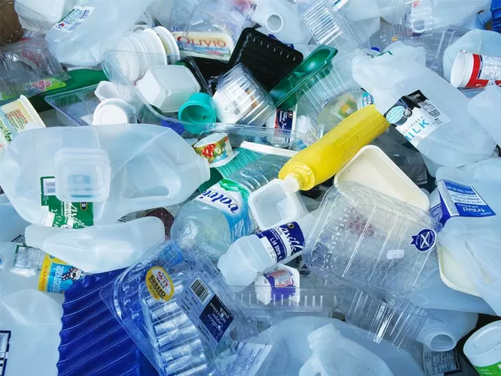 déchets de bouteilles en plastique