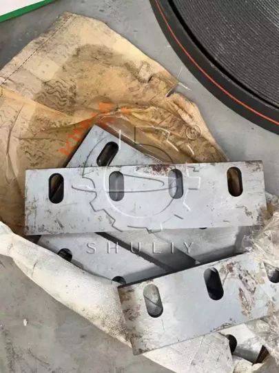 machine crushing blades